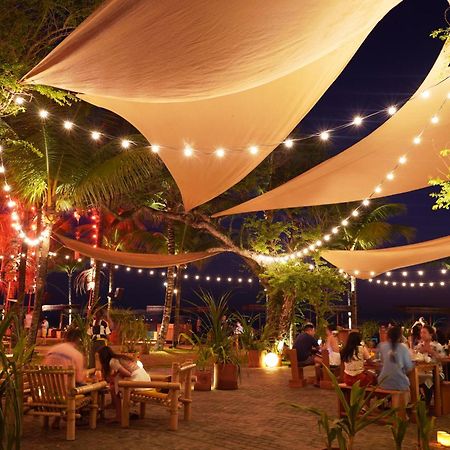 Potato Head Suites & Studios Seminyak Eksteriør bilde The restaurant at night