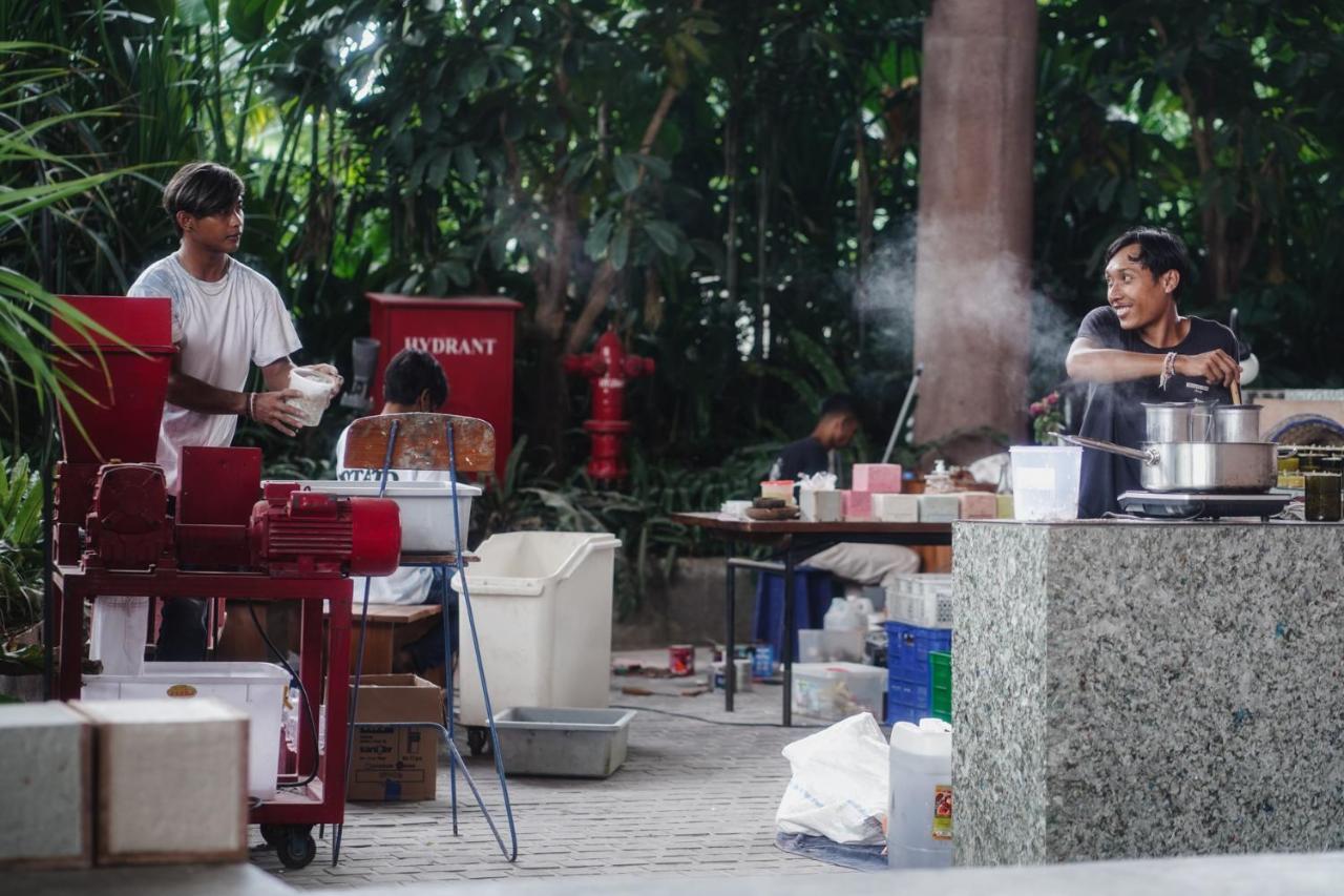 Potato Head Suites & Studios Seminyak Eksteriør bilde A street vendor in Jakarta, Indonesia