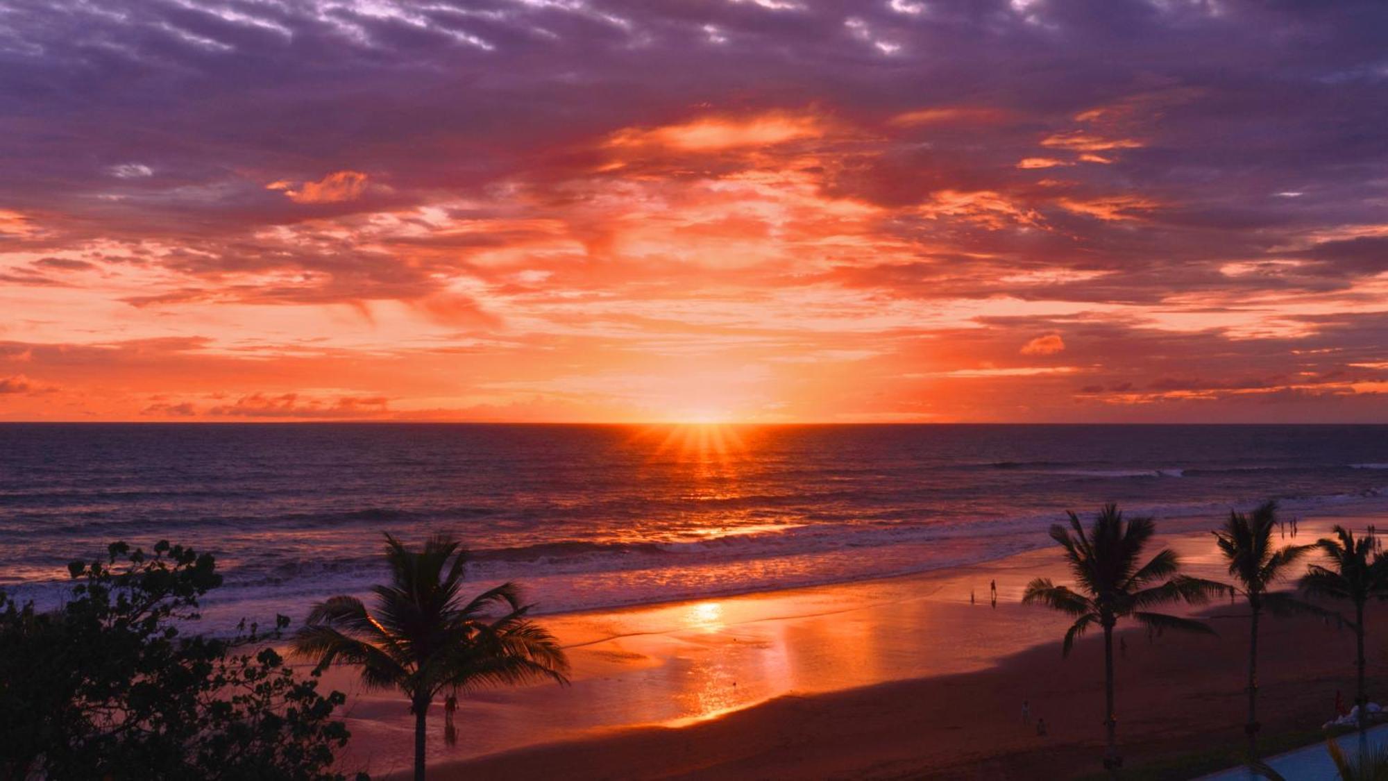 Potato Head Suites & Studios Seminyak Eksteriør bilde Sunset at the beach
