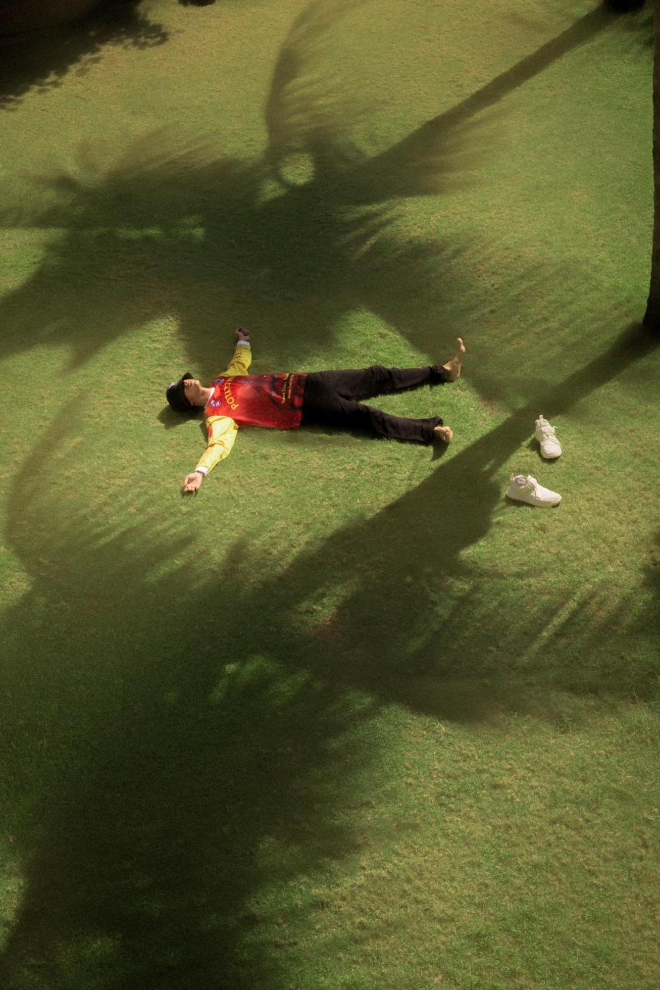 Potato Head Suites & Studios Seminyak Eksteriør bilde A man lying on the grass