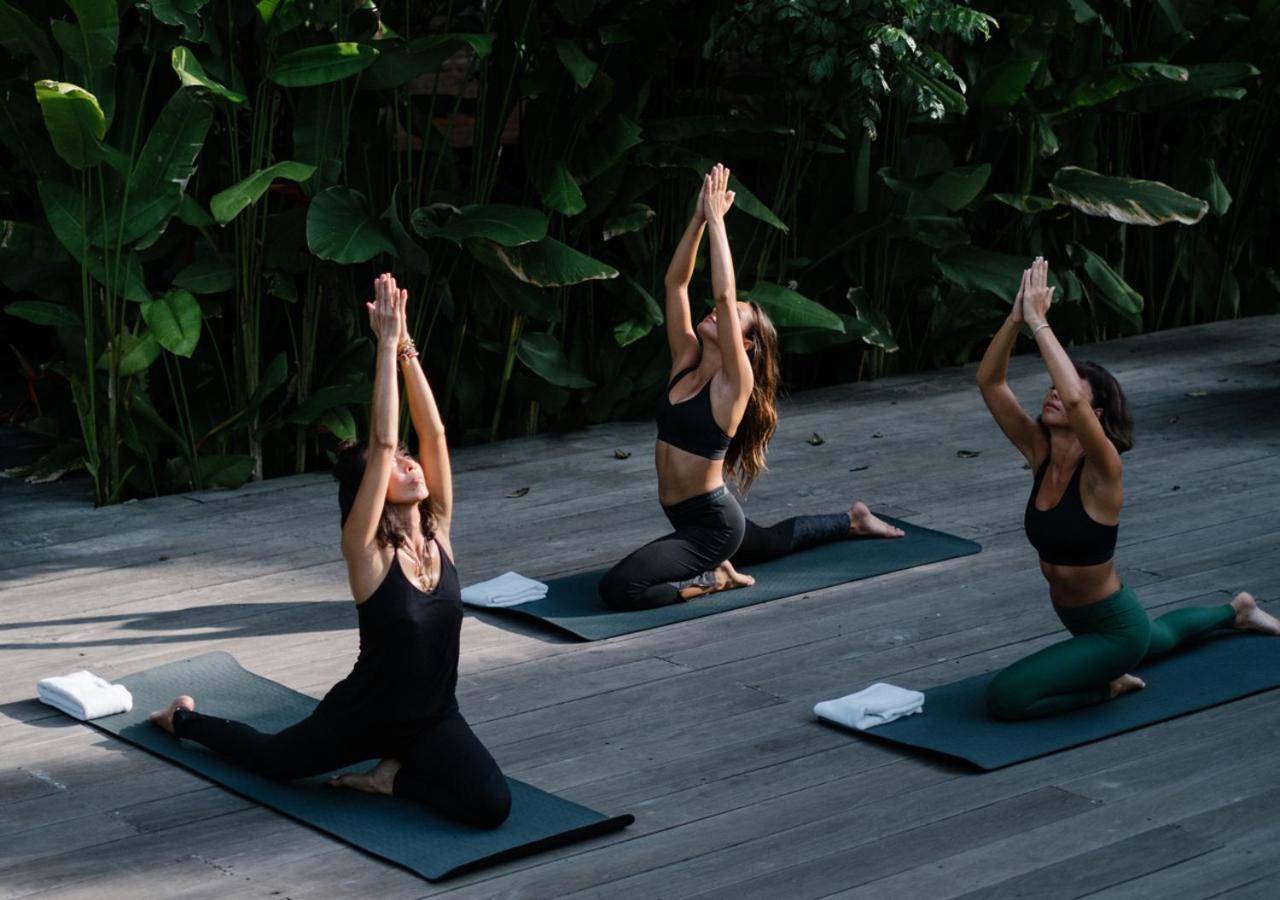 Potato Head Suites & Studios Seminyak Eksteriør bilde A yoga class in Bali, Indonesia