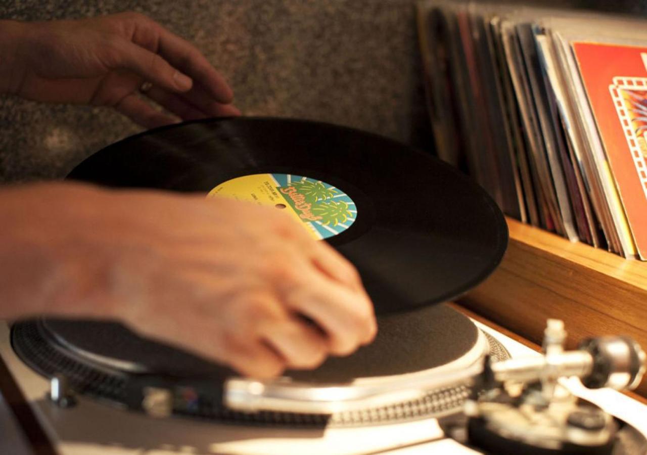 Potato Head Suites & Studios Seminyak Eksteriør bilde A record being placed on a turntable